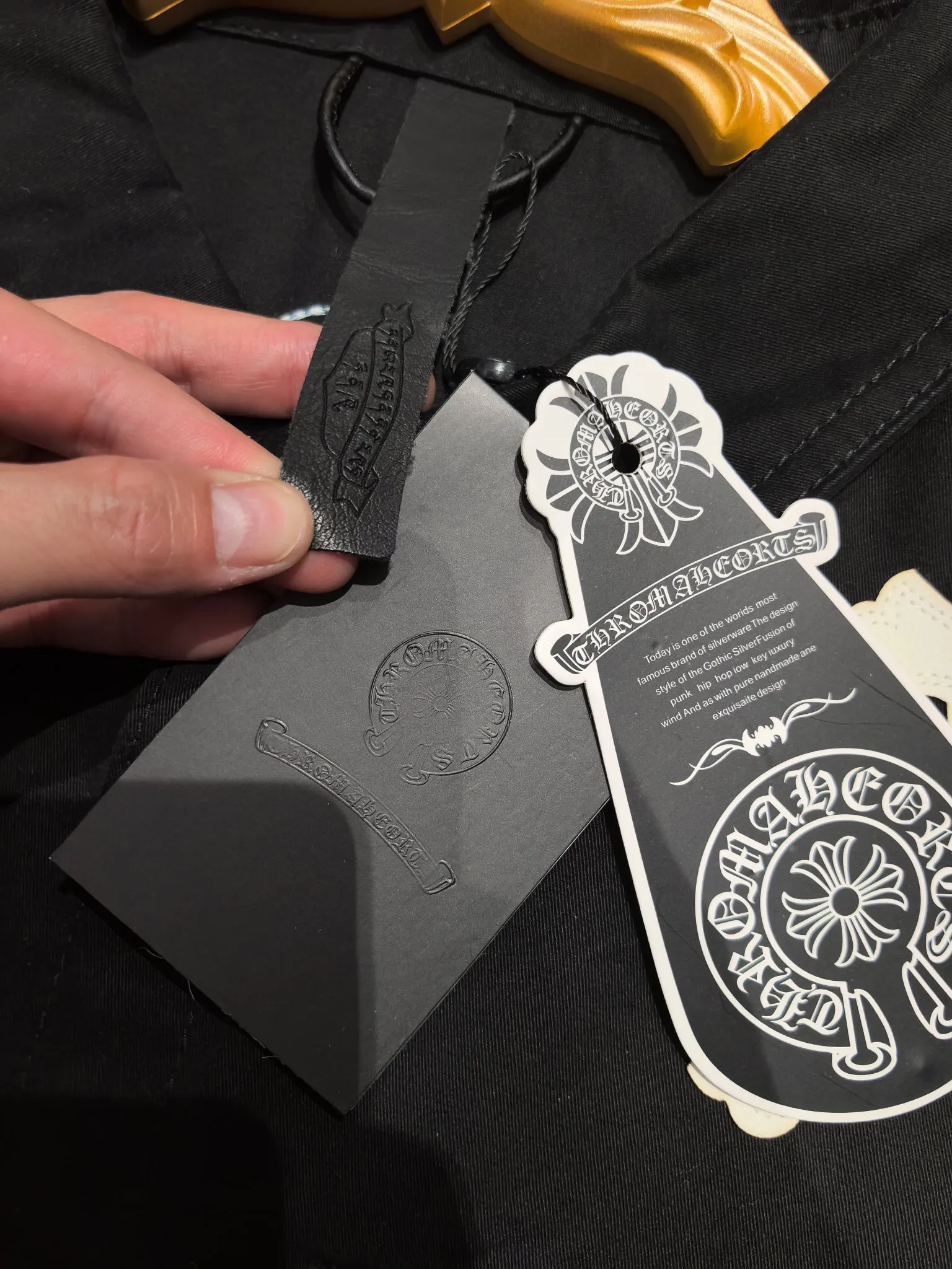 P480 Chrome Hearts advanced custom model, Chrome Hearts patchwork leather denim jacket, twill denim custom fabric, cross patchwork leather is all imitation lambskin, all dyed to completely restore no color difference, the inner leather label is first-layer calfskin, all hardware is 925 silver plated, it is the highest version, you get what you pay for, the same size for men and women, size S M L XL.